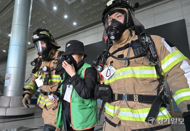 27일 오후 광명시민체육관에서 열린 '2025년 재난대응 안전한국훈련'에서 소방관계자들이 부상당한 시민을 대피시키는 훈련을 진행하고 있다. 광명시, 광명소방서, 광명경찰서 등 8개 기관이 참여한 이번 훈련은 다중밀집시설 대형화재를 가장해 대피, 인명구조, 복구활동 등의 훈련을 진행했다. 홍기웅기자