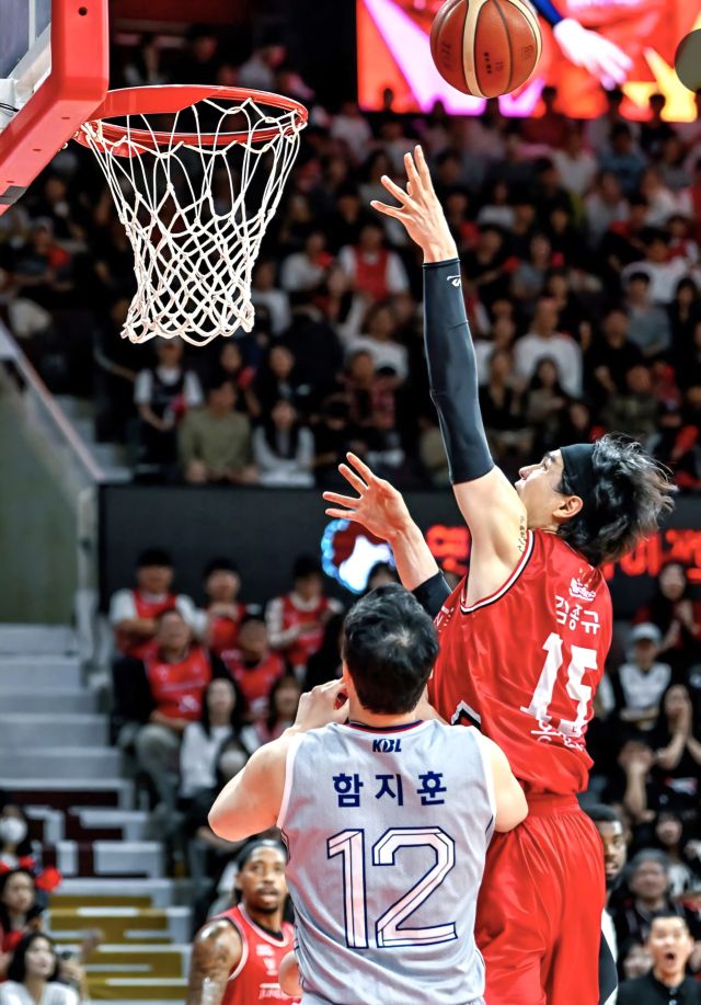 프로농구 안양 정관장이 탄탄한 수비 농구를 앞세워 시즌 초반 선두를 달리고 있다. 정관장 구단 제공