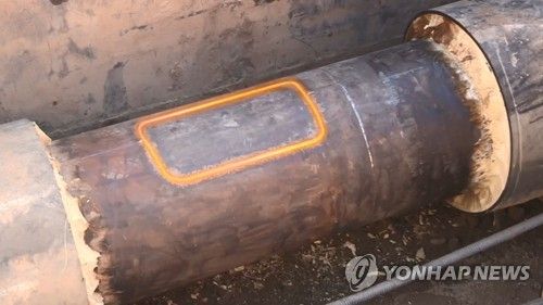 안양시 범계역 인근 편도 2차선 도로에서 온수관 파열로 뜨거운 물이 솟구치는 사고가 발생했다. 사진은 온수관. 연합뉴스