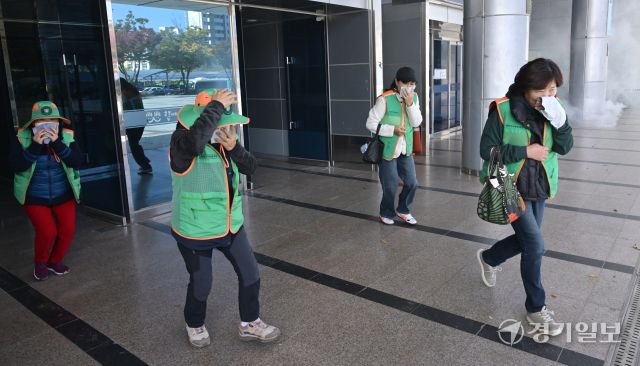 27일 오후 광명시민체육관에서 열린 '2025년 재난대응 안전한국훈련'에서 다중밀집지역에서 화재가 발생하자 시민들이 대피하는 훈련을 진행하고 있다. 광명시, 광명소방서, 광명경찰서 등 8개 기관이 참여한 이번 훈련은 다중밀집시설 대형화재를 가장해 대피, 인명구조, 복구활동 등의 훈련을 진행했다. 홍기웅기자