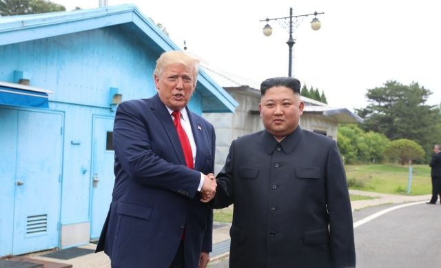 지난 2019년 북미 정상이 판문점에서 악수를 나누고 있다. 연합뉴스