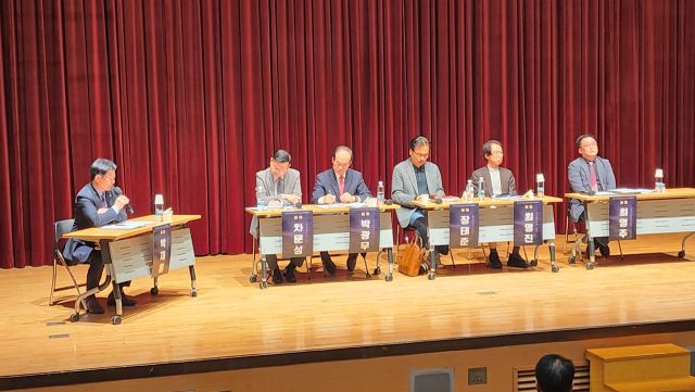최근 파주시민회관 소공연장에서 파주시가 주관한 ‘율곡문화진흥원 설립과 역할’ 학술대회에서 참석자들이 토론을 하고 있다. 김요섭기자