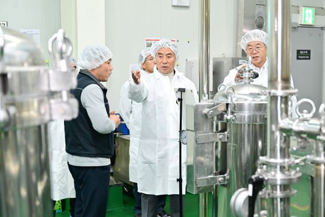 백영현 시장이 이동면 ‘풀무원샘물’을 방문해 기업 관계자들과 첨단 시설을 살펴보고 있다. 포천시 제공