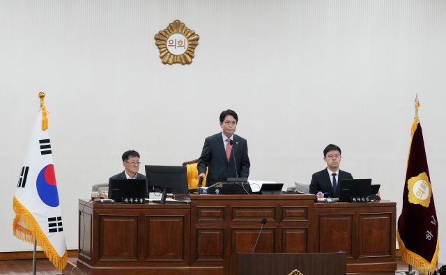 하남시의회 금광연 의장이 10월 24일 제343회 임시회 제3차 본회의에서 폐회사를 하고 있다.하남시의회 제공