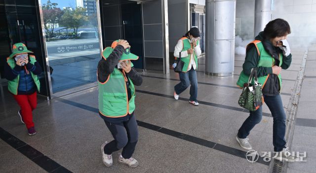 27일 오후 광명시민체육관에서 열린 '2025년 재난대응 안전한국훈련'에서 다중밀집지역에서 화재가 발생하자 시민들이 대피하는 훈련을 진행하고 있다. 광명시, 광명소방서, 광명경찰서 등 8개 기관이 참여한 이번 훈련은 다중밀집시설 대형화재를 가장해 대피, 인명구조, 복구활동 등의 훈련을 진행했다. 홍기웅기자