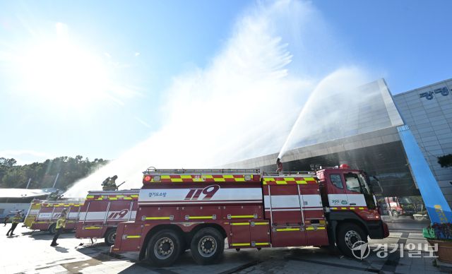 27일 오후 광명시민체육관에서 열린 '2025년 재난대응 안전한국훈련'에서 소방관계자들이 소방차 등을 이용해 종합방수를 진행하고 있다. 광명시, 광명소방서, 광명경찰서 등 8개 기관이 참여한 이번 훈련은 다중밀집시설 대형화재를 가장해 대피, 인명구조, 복구활동 등의 훈련을 진행했다. 홍기웅기자