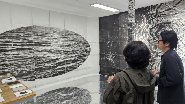 24일 권세진 인천아트플랫폼 입주작가 작업실에서 권 작가와 시민이 대화를 나누고 있다. 박기웅기자