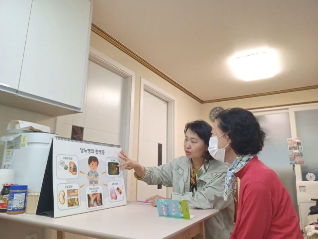 방문 간호사가 개별 가정을 방문해 건강상담 및 개인별 보건교육을 하고 있다. 안양시 제공