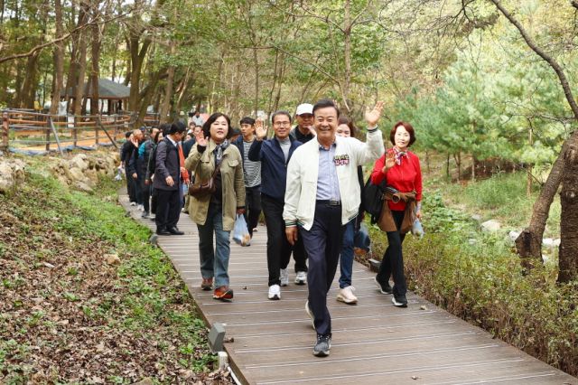 김성제 의왕시장이 두발로데이 행사에 참여해 손을 들어 인사하고 있다. 의왕시 제공