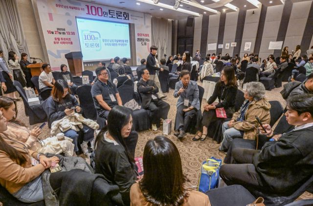 27일 화성특례시 푸르미르호텔에서 열린 ‘중장년 남성 자살예방 100인 토론회’에서 보건·복지 실무자들이 ‘중장년 남성 자살예방을 위한 우리의 대안은 무엇인가?’를 주제로 의견을 나누고 있다.조주현기자