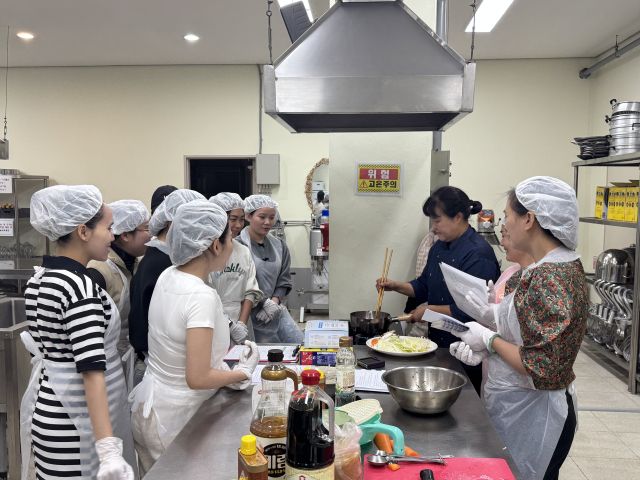 포천시가족센터가 결혼이민자의 안정적인 정착을 돕기 위해 ‘한식 요리 교실’을 운영하고 있다.