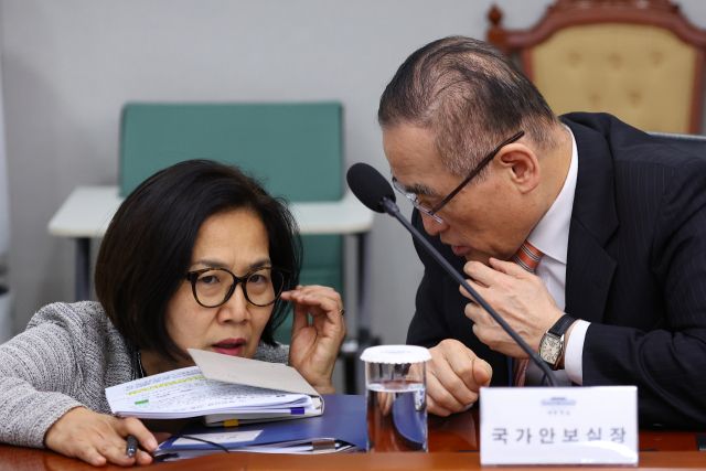 위성락 국가안보실장(오른쪽)이 용산 대통령실에서 열린 수석보좌관회의에서 오현주 국가안보실 제3차장과 대화하고 있다. 연합뉴스