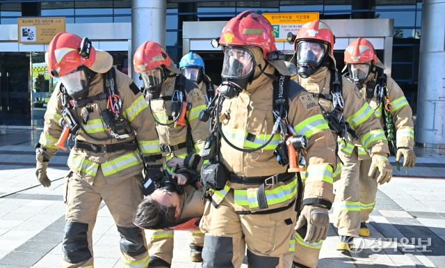 27일 오후 광명시민체육관에서 열린 '2025년 재난대응 안전한국훈련'에서 소방관계자가 부상당한 소방관을 들것을 이용해 이동시키고 있다. 광명시, 광명소방서, 광명경찰서 등 8개 기관이 참여한 이번 훈련은 다중밀집시설 대형화재를 가장해 대피, 인명구조, 복구활동 등의 훈련을 진행했다. 홍기웅기자