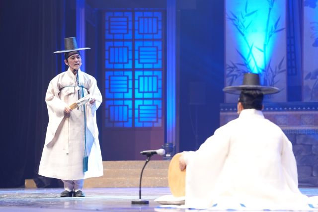 광주시문화예술의전당 일원에서 열린 ‘제27회 경기도무형유산대축제’에서 판소리, 무용, 농악, 연희 등 무형유산 기·예능 보유자들이 수준 높은 공연을 펼치며 관람객들의 뜨거운 호응을 얻었다. 광주시 제공