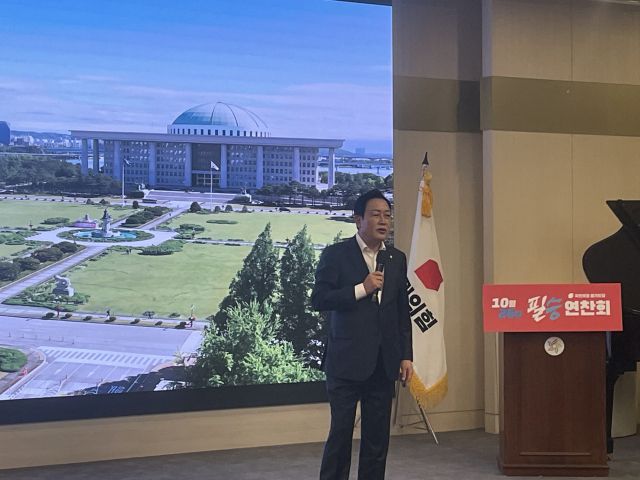 국민의힘 경기도당(위원장 김선교)은 26일부터 27일까지 1박2일 일정으로 여주시 썬밸리호텔에서 ‘경기도의원 및 부위원장단 연찬회’를 개최했다. 사진은 김선교 경기도당위원장이 특강을 하고 있는 모습. 국민의힘 경기도당 제공