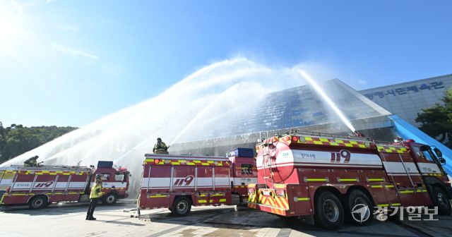 27일 오후 광명시민체육관에서 열린 '2025년 재난대응 안전한국훈련'에서 소방관계자들이 소방차 등을 이용해 종합방수를 진행하고 있다. 광명시, 광명소방서, 광명경찰서 등 8개 기관이 참여한 이번 훈련은 다중밀집시설 대형화재를 가장해 대피, 인명구조, 복구활동 등의 훈련을 진행했다. 홍기웅기자