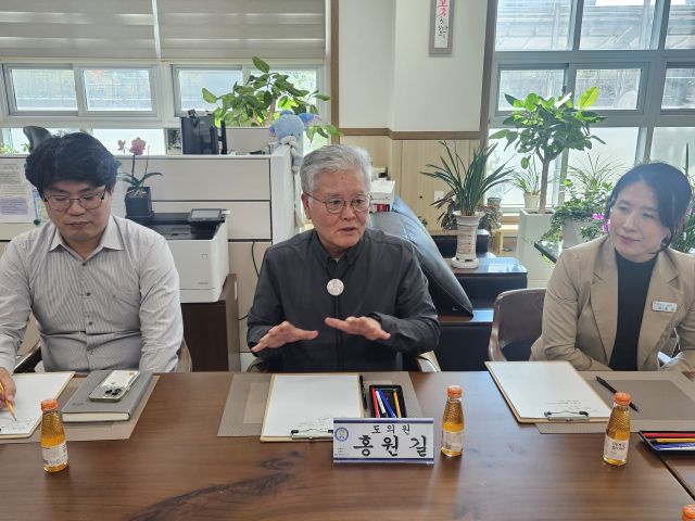 홍원길 경기도의원이 향산초·중학교에서 열린 간담회에서 학생 안전을 최우선으로 하는 공사를 당부하는 등 학교 관계자들과 대화를 나누고 있다. 홍원길 의원 제공