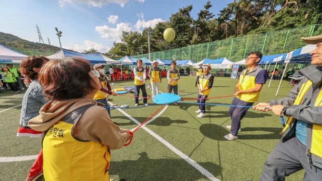 25일 ‘우리 동네 문원동 꼬꼬무 SLOW 모두의 운동회’가 문원동에서 개최됐다. 과천시 제공
