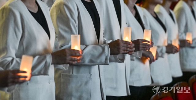 28일 오후 수원특례시 영통구 아주대학교에서 열린 '제27회 나이팅게일 선서식'에서 내년 임상실습을 앞둔 간호대학 2학년 학생들이 촛불의식을 하고 있다. 홍기웅기자