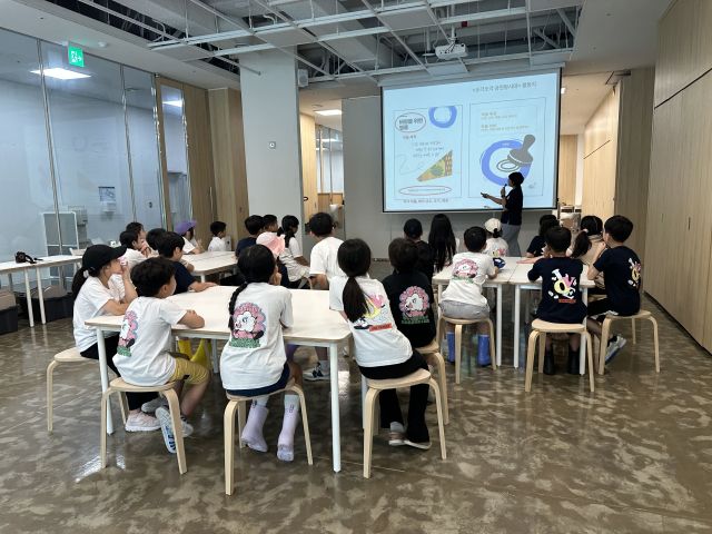 경기도미술관의 프로그램 설명을 듣고 있는 아이들. 경기도미술관 제공