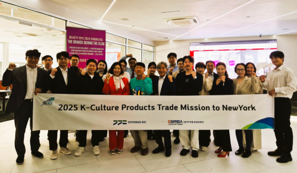 지난 21일 미국 뉴욕에서 열린 ‘2025 경기도 비관세장벽 대응 북미 수출상담회’에 참석한 경기도 대표단과 참가 중소기업 관계자들이 상담회를 마친 뒤 기념 사진을 촬영하고 있다. 경기도 제공