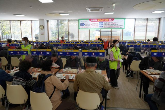 한세대학교 교직원과 학생들이 군포시노인복지관 경로식당에서 어르신들의 점식식사 과정을 돕고 있다. 한세대학교 제공