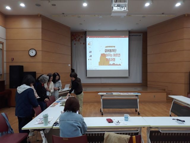 수원특례시 희망샘도서관 ‘이야기사랑’ 활동가 양성을 위한 실버봉사단 ‘책읽어주는 어르신 양성과정’ 강좌. 희망샘도서관 제공