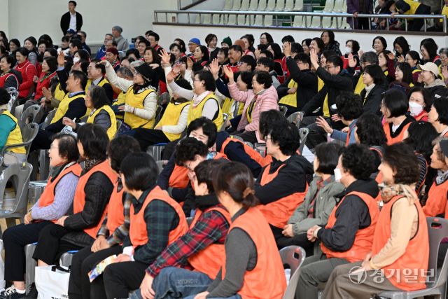 28일 오전 경기도인재개발원 체육관에서 열린 ‘제9회 경기도 종교인 어울림 한마당’ 행사에서 불교, 기독교, 천주교 신도 400여명이 각종 프로그램을 함께하며 화합과 소통의 시간을 보내고 있다. 김시범기자