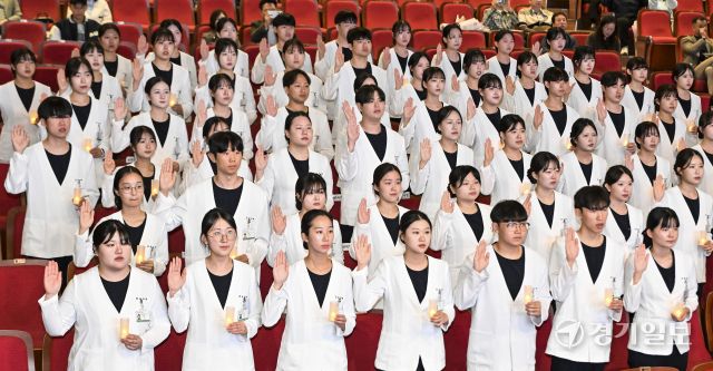 28일 오후 수원특례시 영통구 아주대학교에서 열린 '제27회 나이팅게일 선서식'에서 내년 임상실습을 앞둔 간호대학 2학년 학생들이 촛불의식을 하고 있다. 홍기웅기자