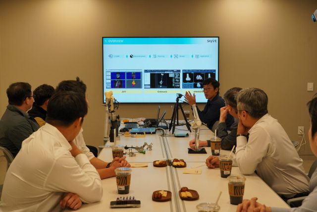 강경탁<오른쪽 맨 앞쪽> 스카이브 대표가 AI 기반 인공관절 수술 계획 프로그램에 대해 설명하고 있다.스카이브