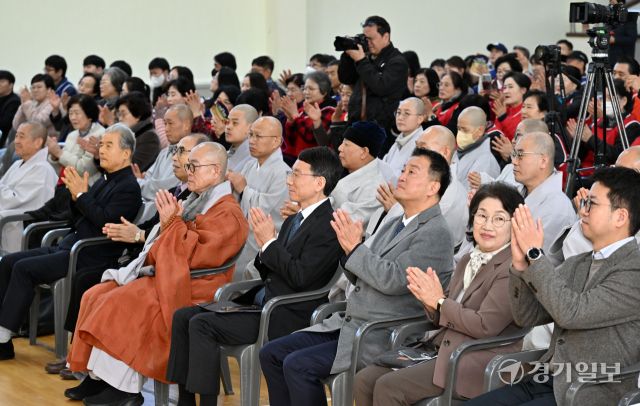 28일 오전 경기도 인재개발원 체육관에서 열린 ‘제9회 경기도 종교인 어울림 한마당’ 행사에서 김성중 경기도 행정1부지사, 김동연 경기도지사 부인 정우영 여사, 경기지역 종교지도자 등이 박수를 치고 있다. 이날 모인 불교, 기독교, 천주교 신도 400여명은 각종 프로그램을 함께하며 화합과 소통의 시간을 보냈다. 김시범기자