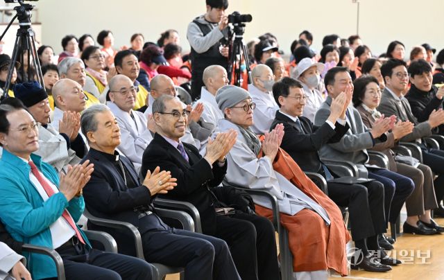 28일 오전 경기도 인재개발원 체육관에서 열린 ‘제9회 경기도 종교인 어울림 한마당’ 행사에서 김성중 경기도 행정1부지사, 김동연 경기도지사 부인 정우영 여사, 경기지역 종교지도자 등이 박수를 치고 있다. 이날 모인 불교, 기독교, 천주교 신도 400여명은 각종 프로그램을 함께하며 화합과 소통의 시간을 보냈다. 김시범기자