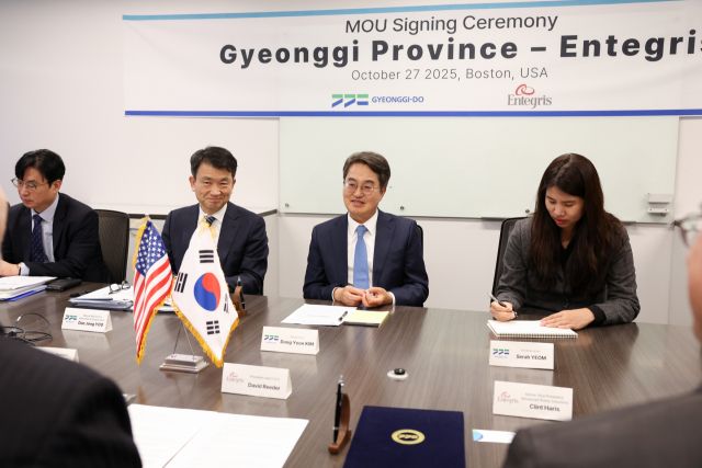 김동연 경기도지사가 27일(현지 시각) 미국 보스턴에서 글로벌 반도체 소재 선도기업인 인테그리스(Entegris)와 회담을 갖고 대화하고 있다. 경기도 제공