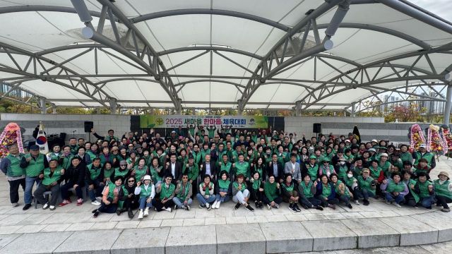 평택시새마을회 지도자들이 최근 고덕신도시 함박산중앙공원 야외무대에서 열린 2025 새마을 한마음 체육대회에서 기념 촬영을 하고 있다. 평택시 제공