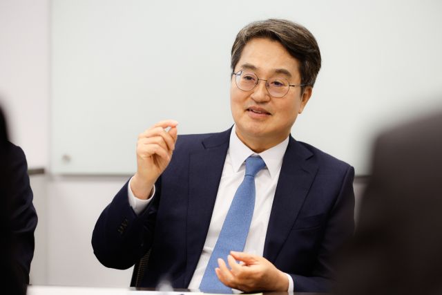 김동연 경기도지사가 27일(현지 시각) 미국 보스턴에서 글로벌 반도체 소재 선도기업인 인테그리스(Entegris)와 회담을 갖고 대화하고 있다. 경기도 제공