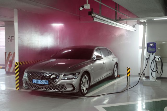 전기차 충전소에서 진행된 화재 확산 차단막 실험 장면. ㈜케이피투 제공