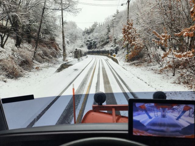여주시가 매년 제설작업을 위해 4억여원을 사용하고 있는 것으로 나타났다. 사진은 올해초 제설작업 모습. 독자 제공