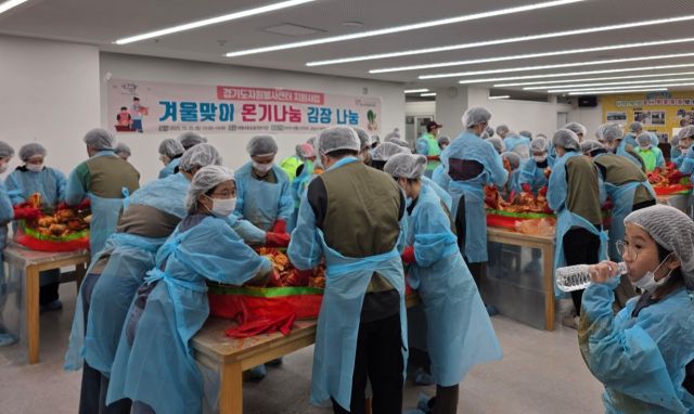 성남시자원봉사센터가 마련한 겨울맞이 김장나눔행사에서 봉사자들이 김치를 담그고 있는 모습. 성남시자원봉사센터 제공