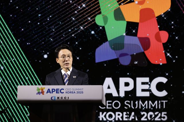 김민석 국무총리가 28일 경주 화랑마을 어울마당에서 열린 '2025 APEC CEO 서밋'의 첫 번째 공식 행사인 환영만찬에서 축사하고 있다. 연합뉴스