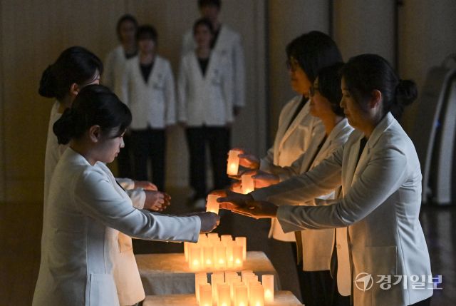 28일 오후 수원특례시 영통구 아주대학교에서 열린 '제27회 나이팅게일 선서식'에서 내년 임상실습을 앞둔 간호대학 2학년 학생들이 촛불의식을 하고 있다. 홍기웅기자