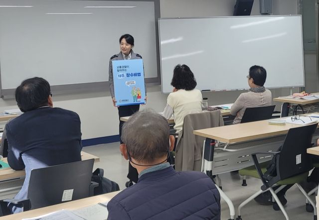 광명경찰서가 지난 27일 하안노인종합복지관에서 어르신들을 대상으로 ‘찾아가는 교통안전 교육’을 실시하고 있다. 광명경찰서 제공