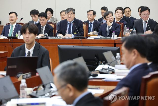 이인재 인천대학교 총장이 28일 서울 여의도 국회 교육위원회에서 열린 서울대학교 등에 대한 국정감사에서 답변하고 있다. 연합뉴스 제공
