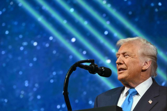 도널드 트럼프 미국 대통령이 경주에서 열린 아시아태평양경제협력체(APEC) 최고경영자(CEO) 서밋에서 특별 연설을 하고 있다. 연합뉴스