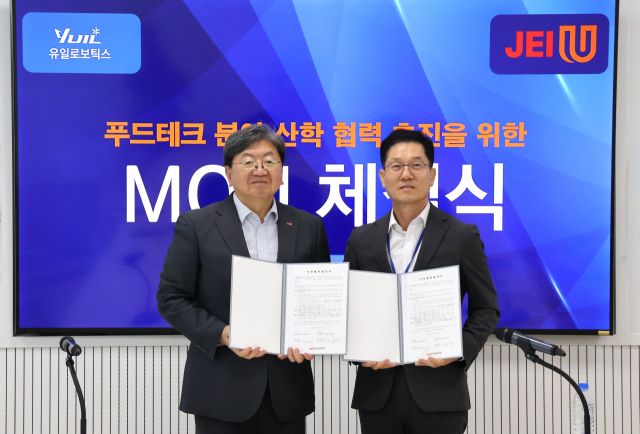 이남식 재능대학교 총장(왼쪽)과 김동헌 ㈜유일로보틱스 대표가 협약을 마치고 기념촬영을 하고 있다. 재능대학교 제공