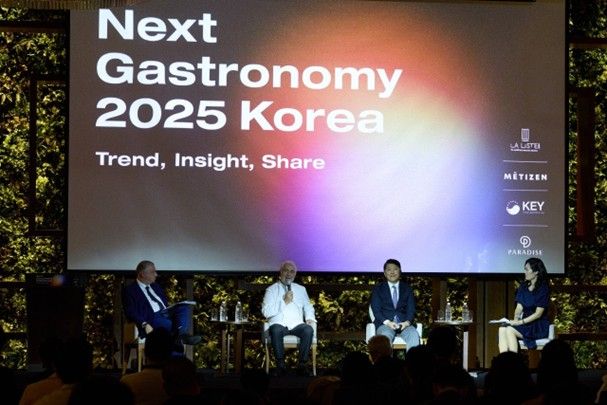 지난 27일 인천 중구 영종도 파라다이스시티에서 ‘넥스트 가스트로노미 2025 코리아’ 포럼이 열리고 있다. 사진은 왼쪽부터 다비드 피에르 잘리콩 D.P.J. &amp; Partners 건축사무소 대표, 기 사부아 셰프, 이규민 한식진흥원 이사장 등. 파라다이스그룹 제공