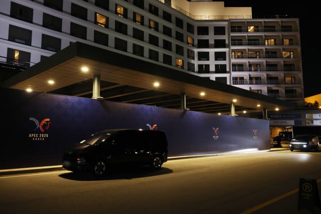 아시아태평양경제협력체(APEC) 정상회의장 인근인 경북 경주 힐튼호텔 로비로 향하는 주 출입로 앞에 대형 가림막이 설치돼 있다. 이곳에서는 트럼프 대통령이 방한해 숙박할 것으로 알려졌다. 연합뉴스