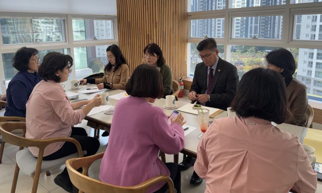 윤태길 경기도의원은 하남시 공공형 어린이집의 안정적 운영과 지원 방안 모색하기 위해 간담회를 개최했다. 경기도의회 제공