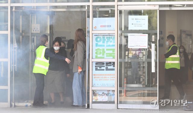 '2025 법무부 재난대응 안전한국훈련'이 열린 29일 인천 중구 인천 출입국외국인청에서 화재발생에 대비한 유관기관 합동 소방훈련을 하고 있다. 조병석기자