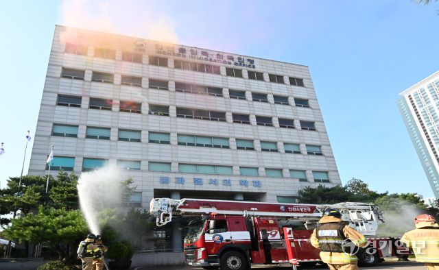 '2025 법무부 재난대응 안전한국훈련'이 열린 29일 인천 중구 인천 출입국외국인청에서 화재발생에 대비한 유관기관 합동 소방훈련을 하고 있다. 조병석기자