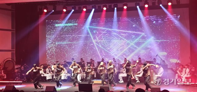 28일 오후 해군 제2함대사령부 충무관에서 열린 2025 대한민국 해국 호국음악회 in 평택에서 해군 홍보대 장병들이 비보이 댄스를 펼치고 있다. 윤동현기자